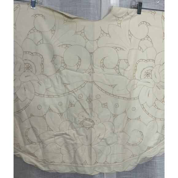 Vintage Beige Embroidered Floral Pattern Lined Christmas Tree Skirt Scallop Edge - Picture 3 of 6